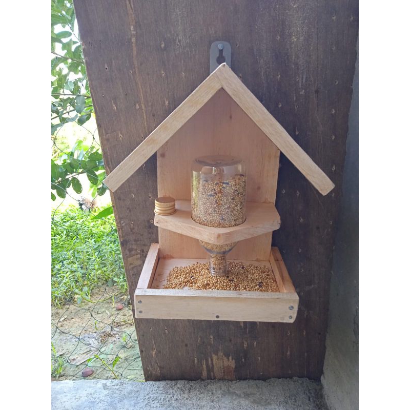 tempat pakan burung untuk  DI AVIARI DAN KANDANG TERNAK