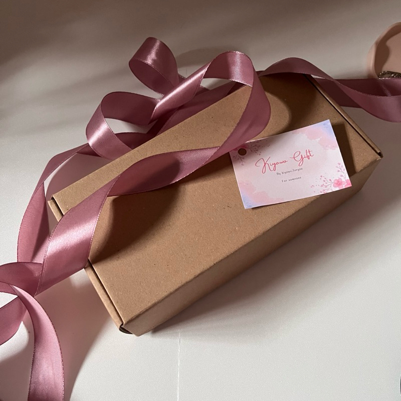 

Tambahan Box hampers khusus untuk isi hampers: cermin mini/scrunchie/notebook/pen/bros/lampu vintage