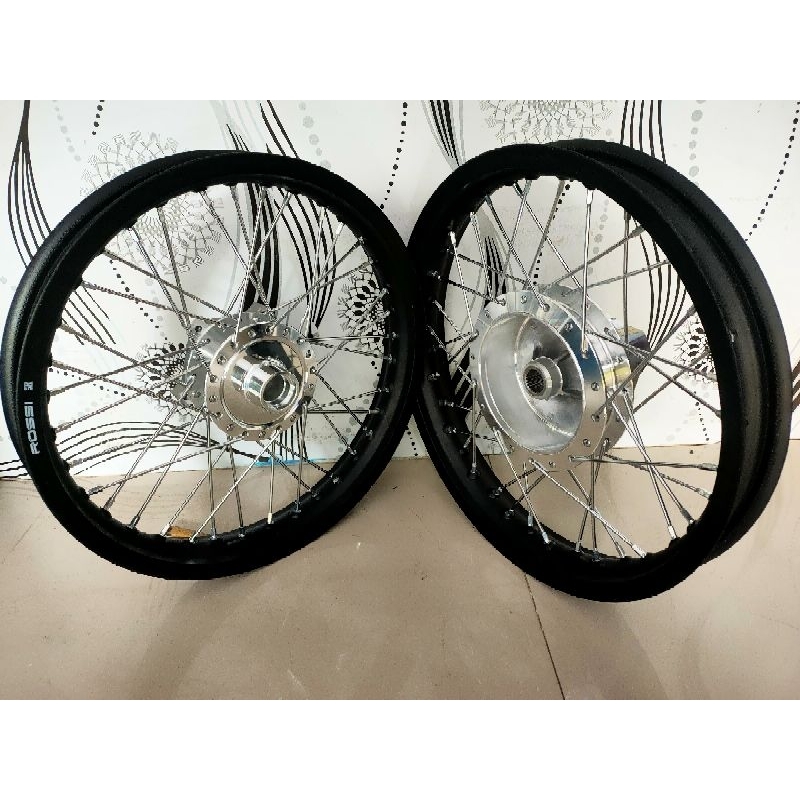 sepasang velg PCX 150/ dan 160 ring 16 UK velg 185/185 udah di setel