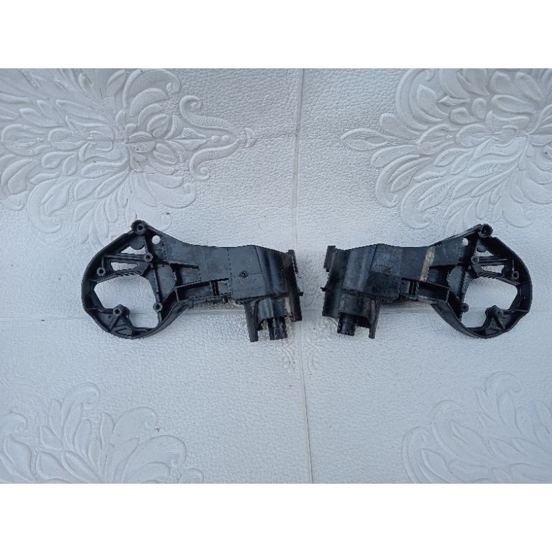 Bracket engsel / tulang dalam spion Innova reborn