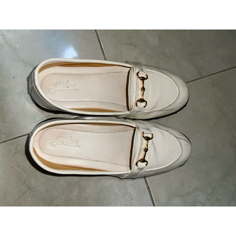 Preloved sepatu putih wanita/ sepatu tertutup wanita