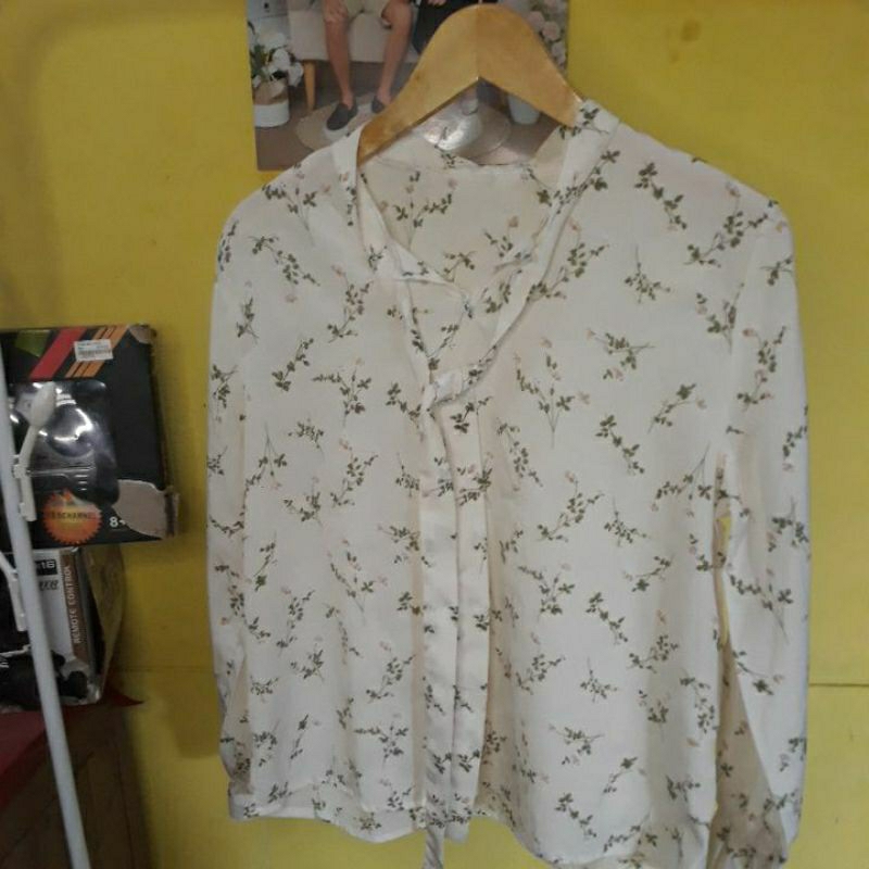 atasan wanita putih motif bunga kecil