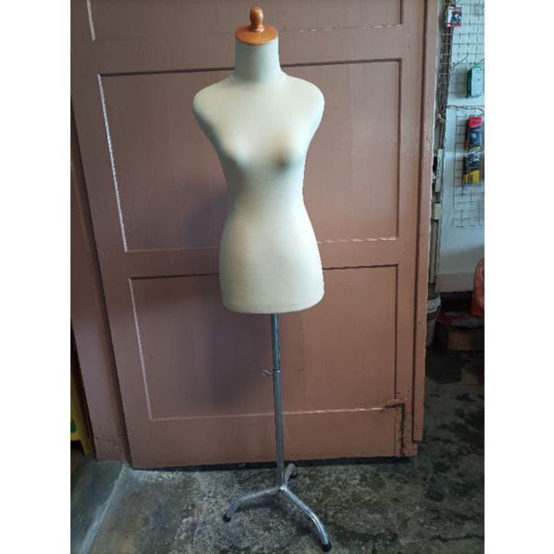 Patung Manekin Cewek Cream Lapis Kain + Tiang Besi Manekin Wanita Patung Wanita Manekin Baju