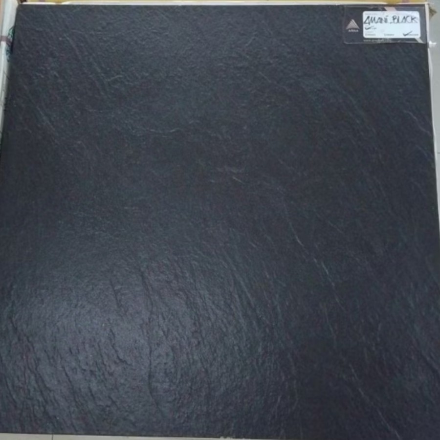 GRANIT LANTAI HITAM PERMUKAAN TIMBUL KASAR UKURAN 60X60 | ARNA AMANI BLACK 60X60
