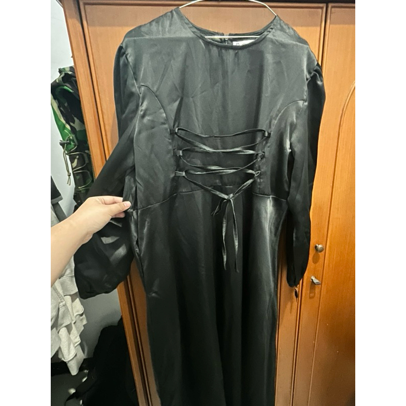 Dress satin hitam