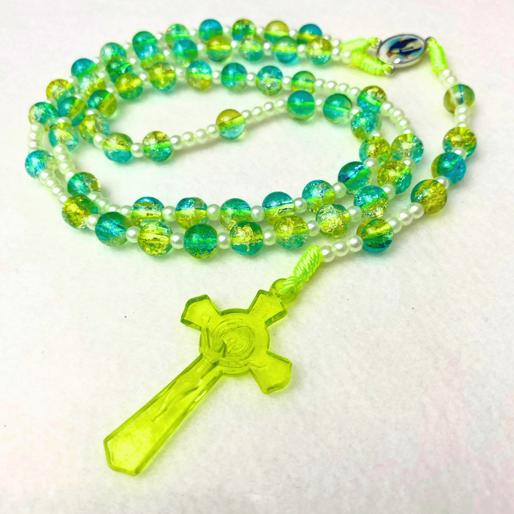 Kalung Rosario Hijau Batu Pecah Series Salib Akrilik Benediktus Hijau-Rosario Cantik dan Murah