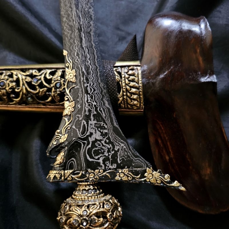 Keris Tumenggung Kinatah Sepuh Emas Damar Murup Pamor Untu Walang