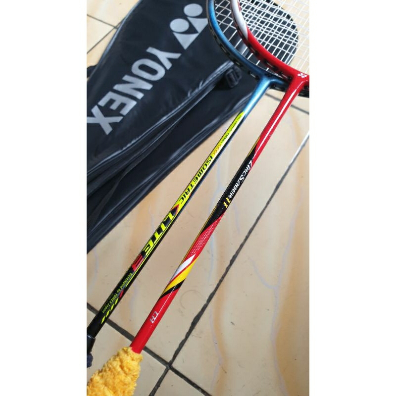 raket yonex arc saber dan yonex isometric