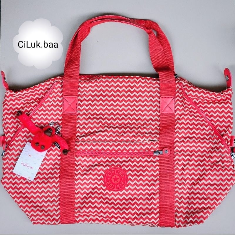 [𝗡𝗘𝗪] TAS TRAVEL /BABYBAG/GYM KIPLING SHOPPER ART M Chevron Red • ORIGINAL STORE
