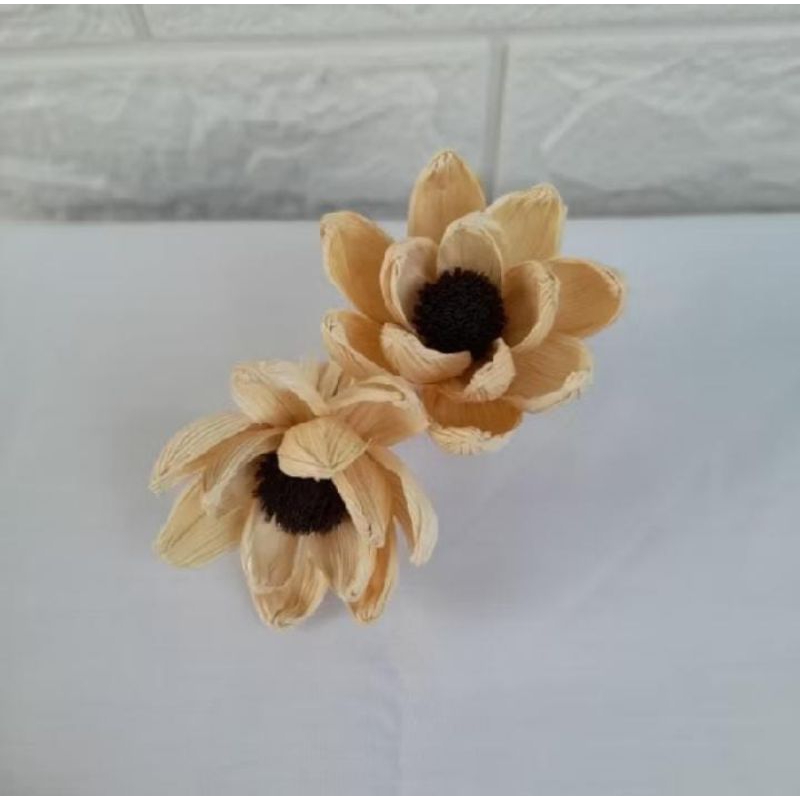 bunga teratai dari klobot jagung