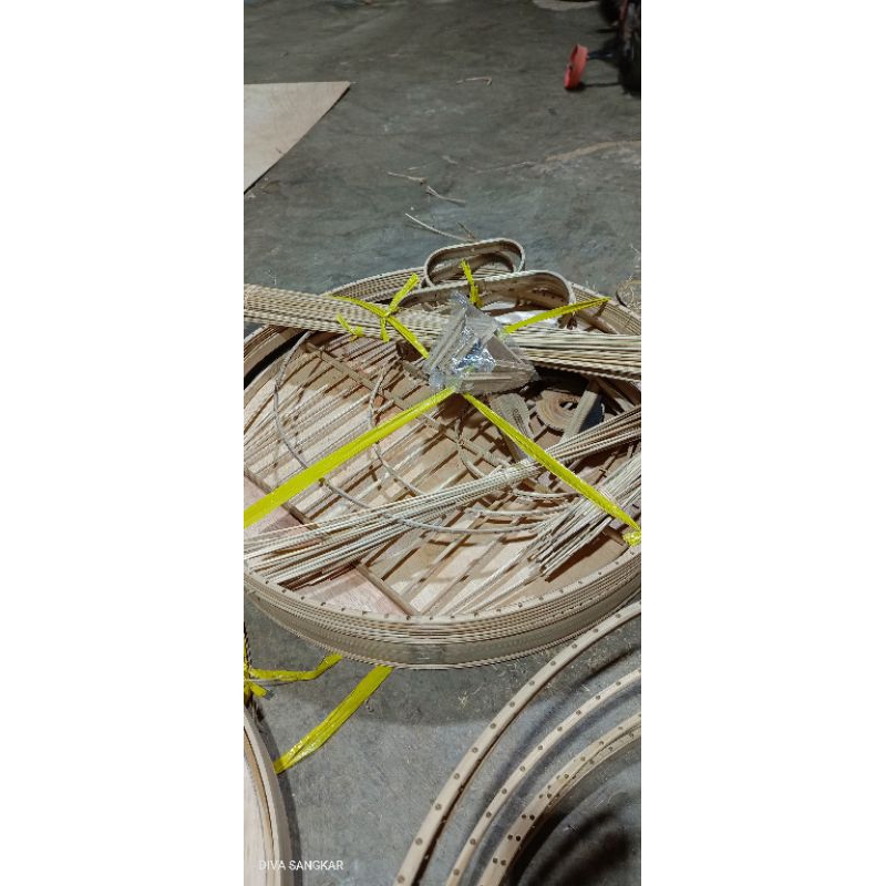 ambrukan sangkar murai di bawah standaran