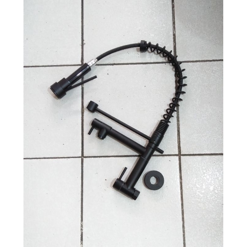 Kran Cuci Piring Dapur Fleksibel Hitam Model Tarik