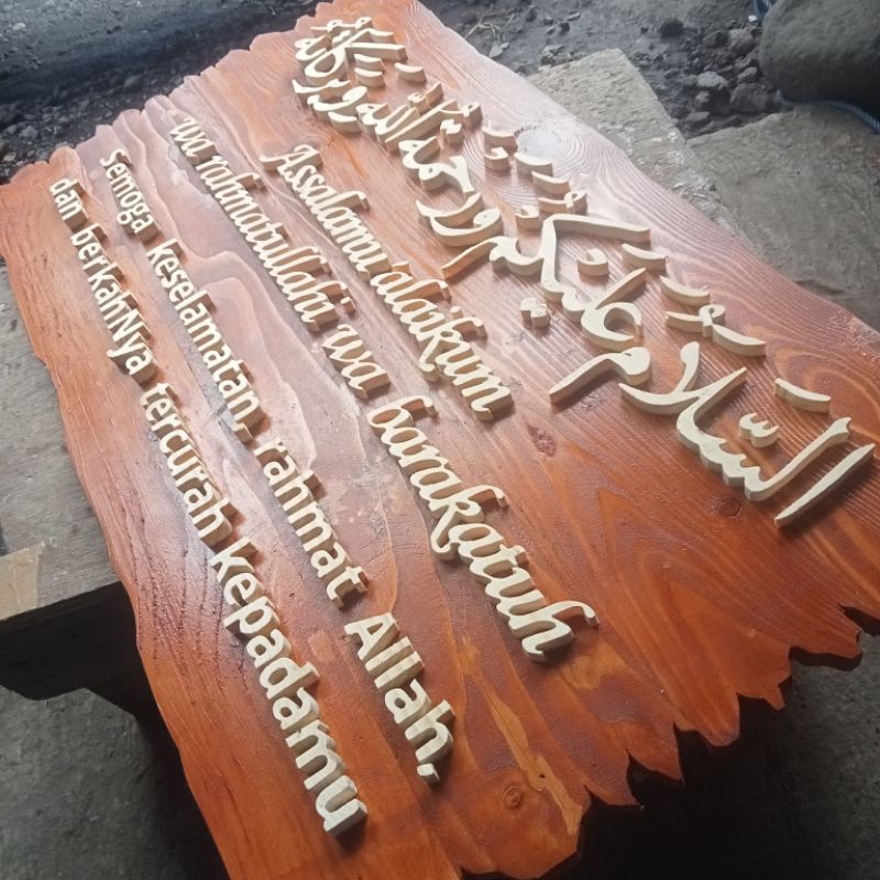 KALIGRAFI KAYU TIMBUL ASSALAMUALAIKUM ARAB, LATIN, TERJEMAHAN