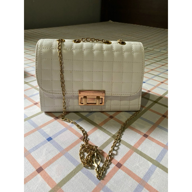 Tas Selempang Kulit Putih dengan Rantai Emas