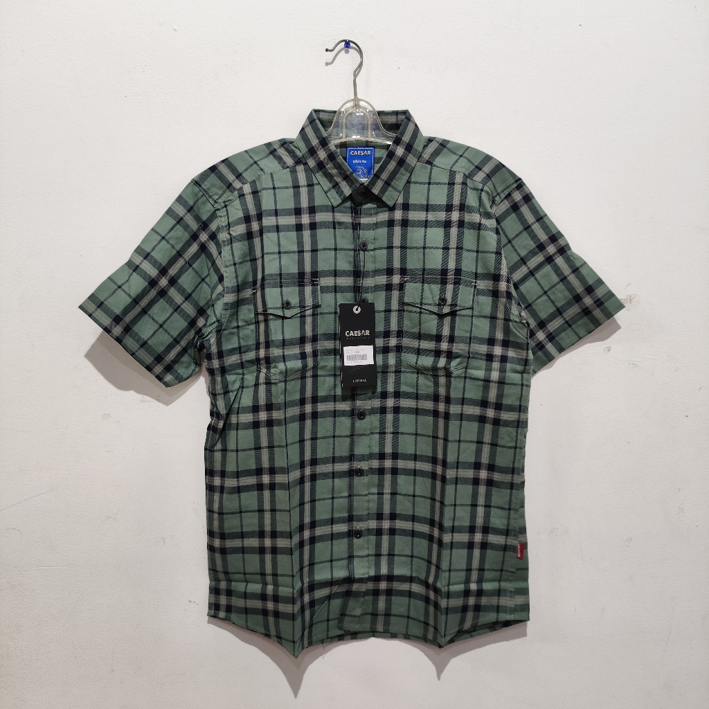 CAESAR Kemeja Pria Dua Saku Kotak Kotak Hijau Lengan Pendek M661HJ