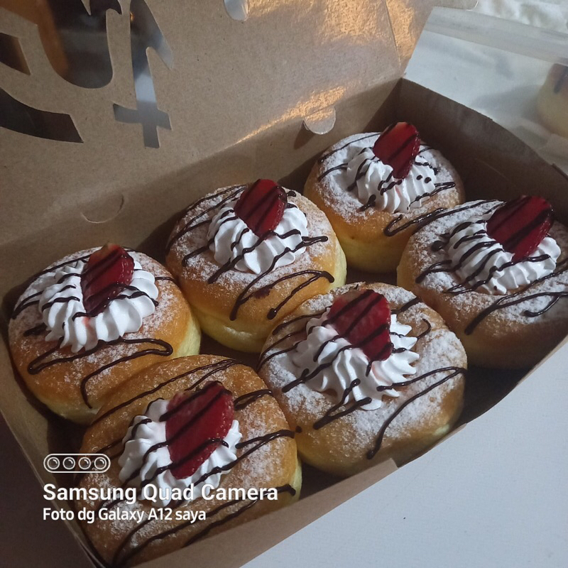 

donat cream berry