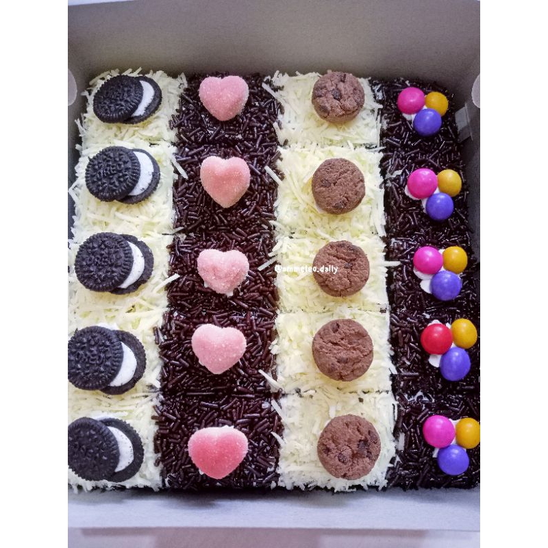 

BROWNIES POTONG HIAS UKURAN 20x20 / CAKE POTONG HIAS / BROWNIES HANTARAN / KUE HANTARAN / BROWNIES HIAS / BOLU POTONG HIAS / BROWNIES ULANG TAHUN