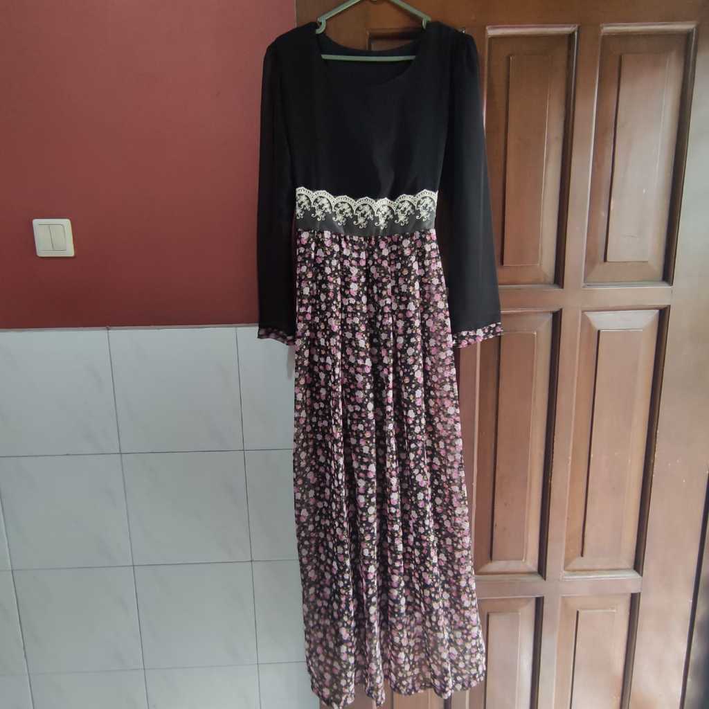 [PRELOVED] Dress Hitam Motif Bunga Pink Brukat / Gamis Hitam Motif Bunga