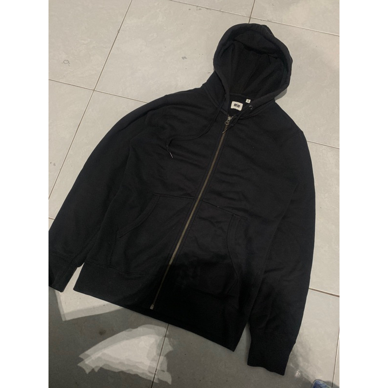 zh uniqlo hitam
