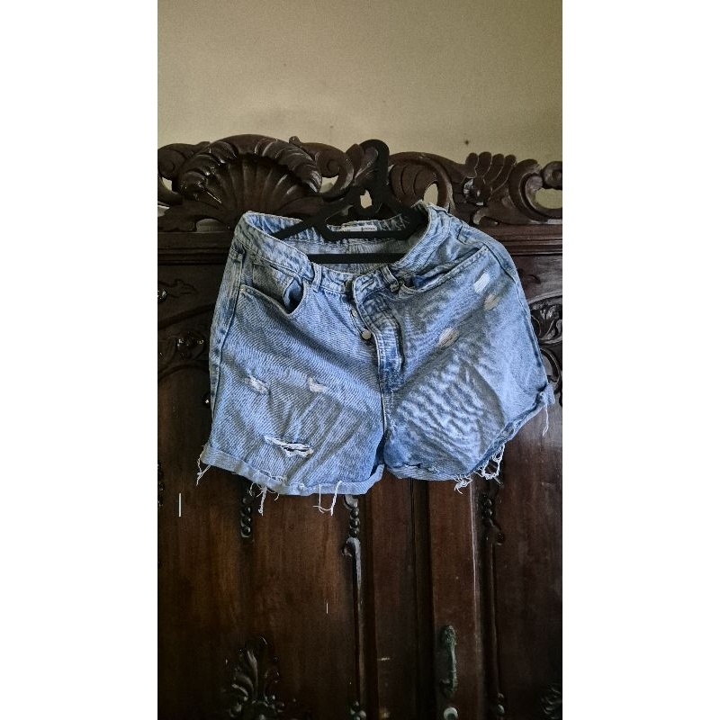 Celana Pendek Jeans Wanita Stradivarius