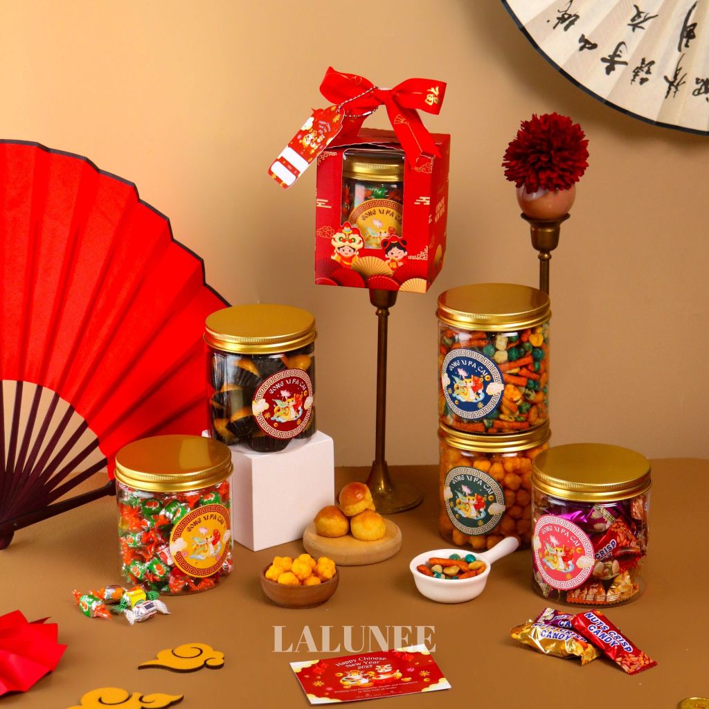 

Hampers Imlek Isi Permen Imlek, Kacang Imlek, Nastar - Bingkisan Snack Imlek Murah - Parsel CNY