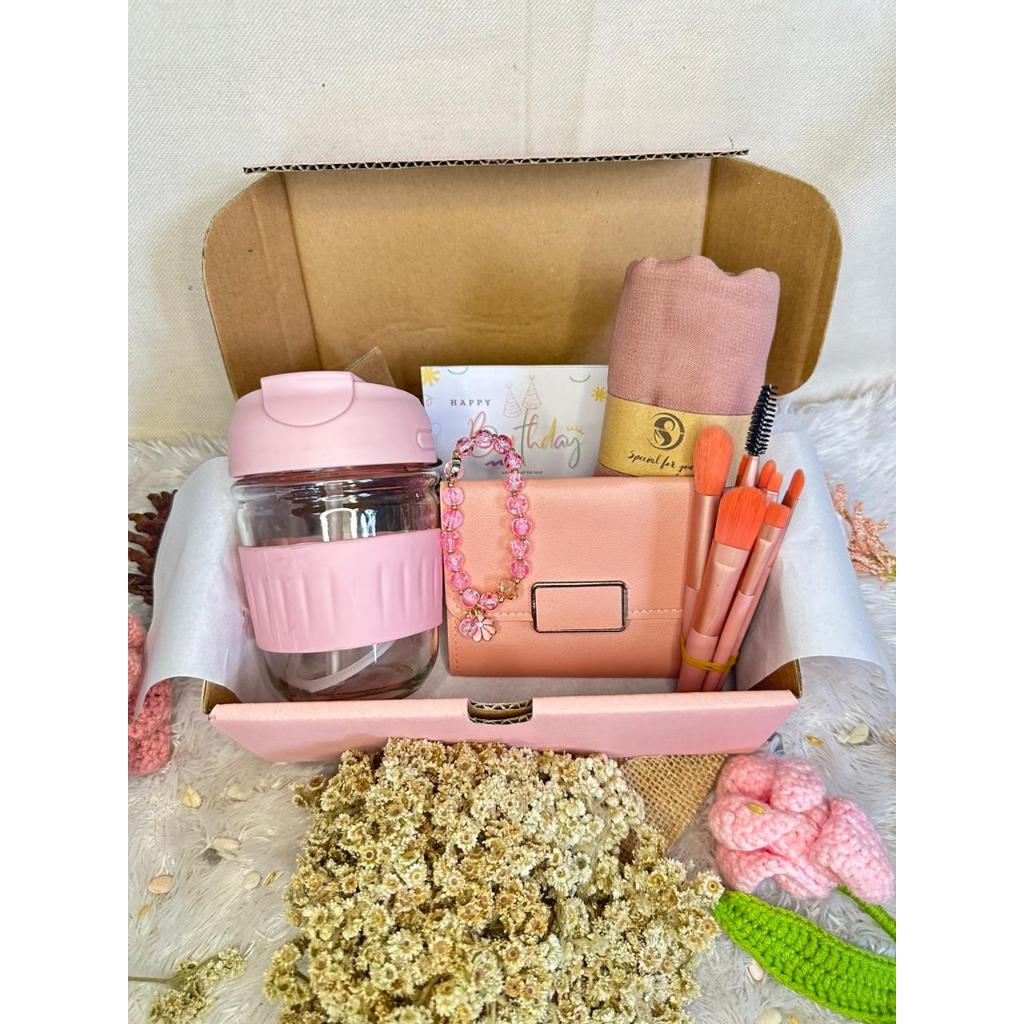 

Hampers Hijab dan Botol 2 Pink Series Kado ulang tahun wisuda, anniversary, pernikahan, hari ibu dan hari guru