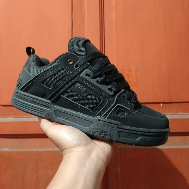 sepatu sneakers pria dvs comanche hitam skateboard casual
