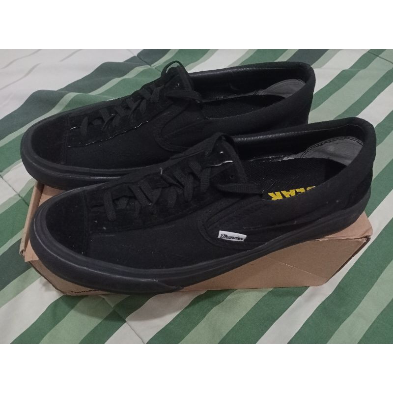 Sepatu thunder bear black