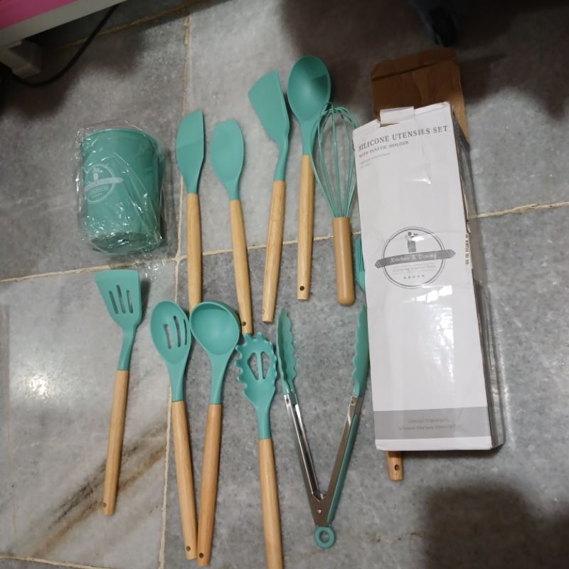 Alat masak 1 set bahan silicone msh baru