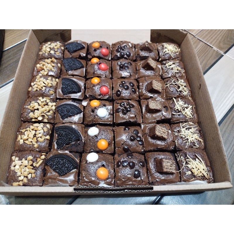 

Fudgy Brownies Large 36 potong Mix Topping