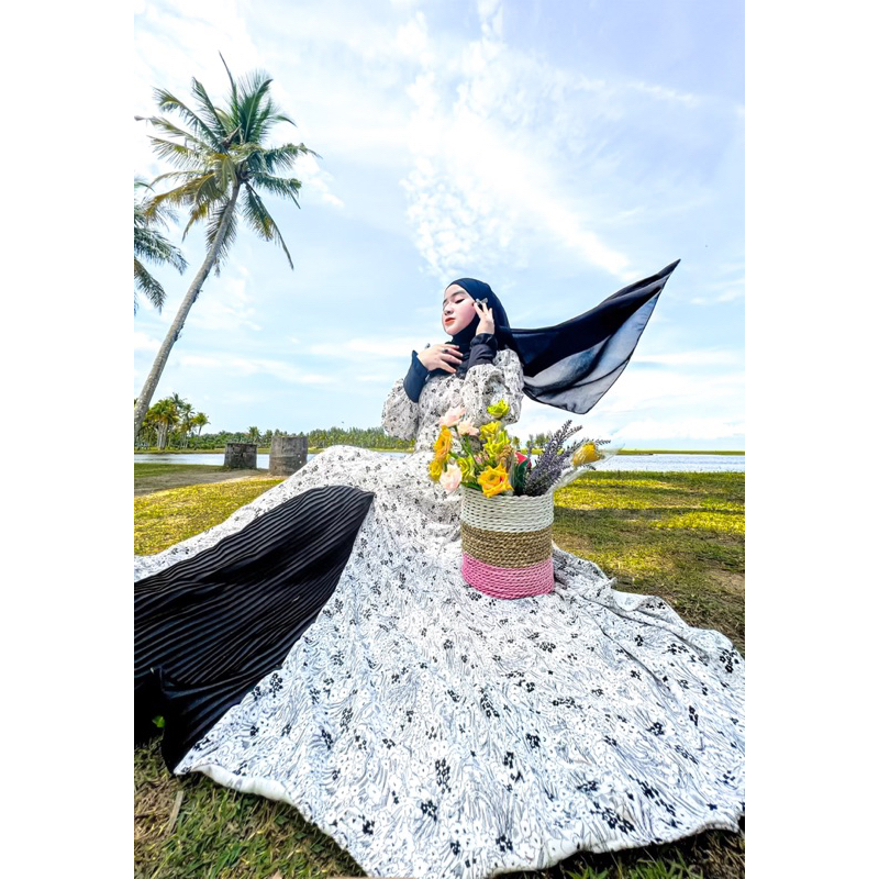 *PRELOVED Gamis Motif Bunga Hitam Putih*