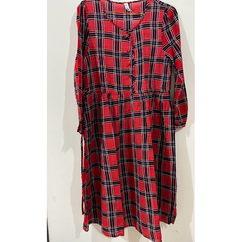 dress merah kotak kotak