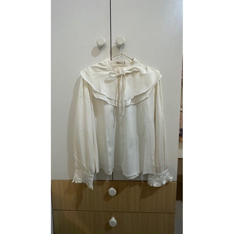 sweater cream rubylicious, inner putih, kemeja cream peach, kemeja kotak kotak biru renjun, kemeja p