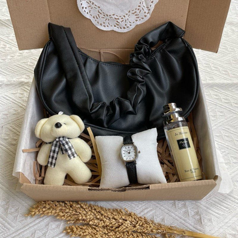 

SWEET KADO • GIFT BOX SHOULDER BAG• TAS WANITA • KADO CEWEK KADO PACAR • HAMPERS WISUDA • HADIAH ULANG TAHUN • TAS JAM TANGAN BUKET GRADUATION ANNIVERSARY