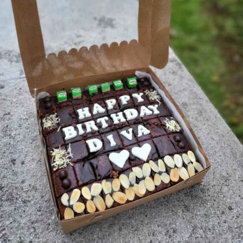 

BROWNIES FUDGY CUSTOM TULISAN UK.20X20 CM