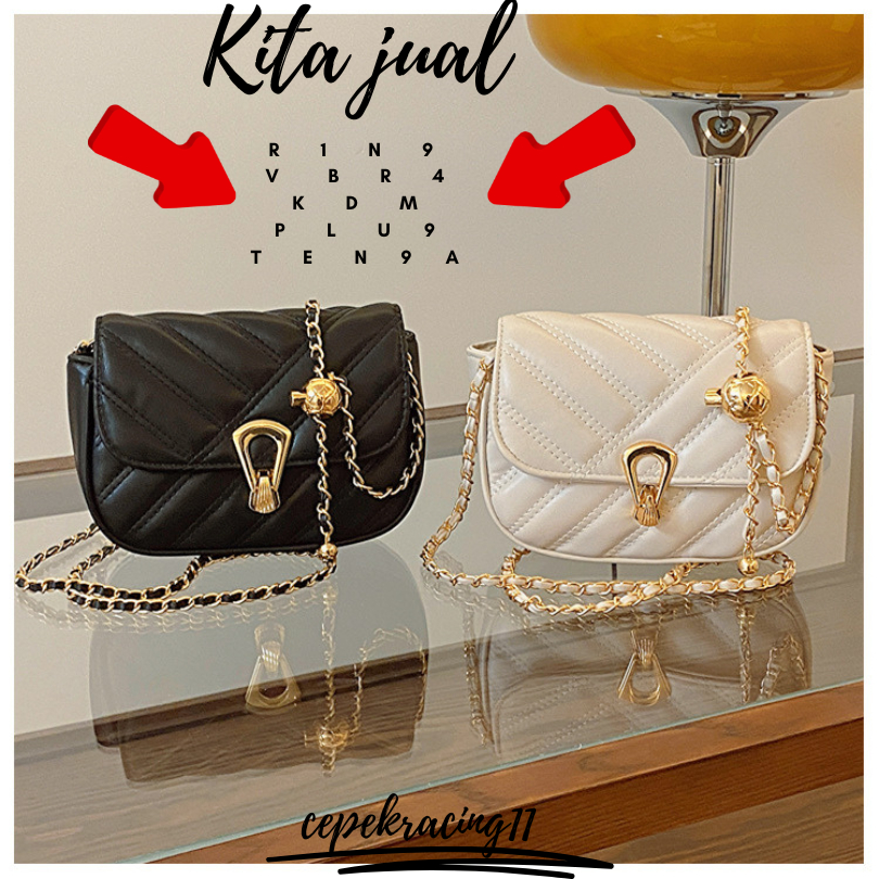 Tas slempang mini rantai simpel hitam putih kasual look