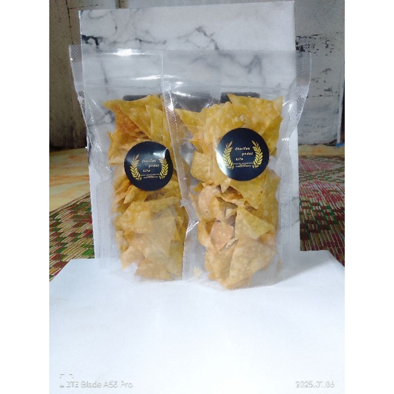 

KRIPIK PEDAS DAUN JERUK| keripik pedas daun jeruk original dan pedas daun jeruk 50g