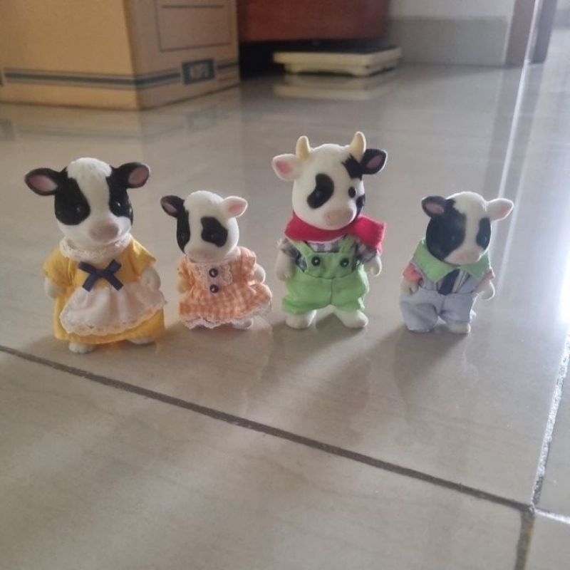 preloved Sylvanian Family: Friesian Cow (2010 rare)