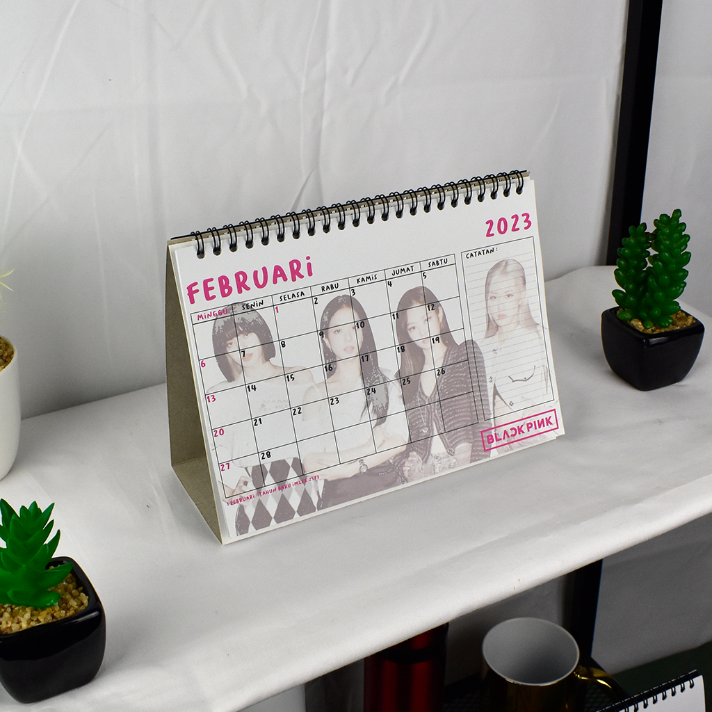 

Kalender Meja 2025 Custom Foto isi 7 Lembar Cetak 1 Sisi Penyangga Dupleks