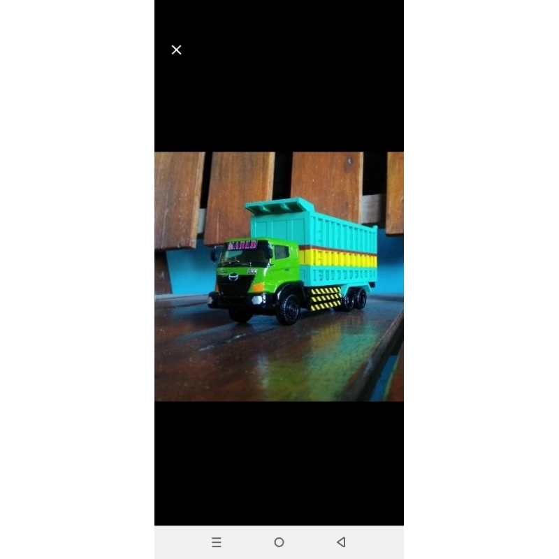 Miniatur truk Hino dump