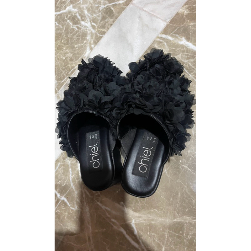 Chiel Shoes - Fleura Black Clog (Sendal Tinggi Hitam Bunga)