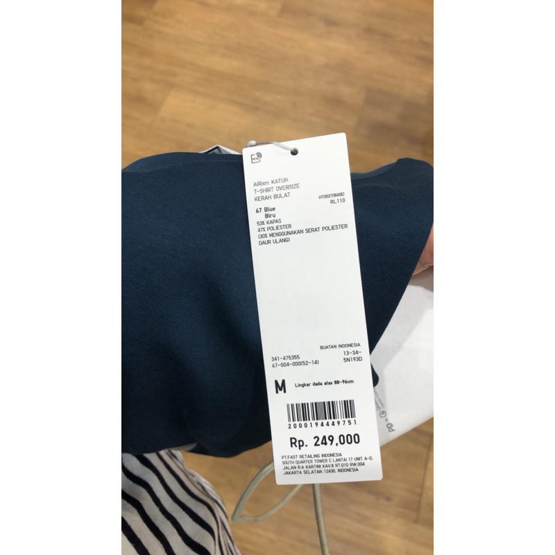 Tshirt airism uniq blue size M kak ayu shinta