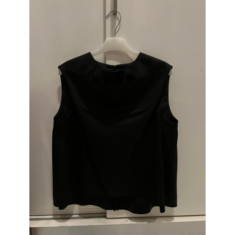 Atasan wanita hitam tanpa lengan bahan satin