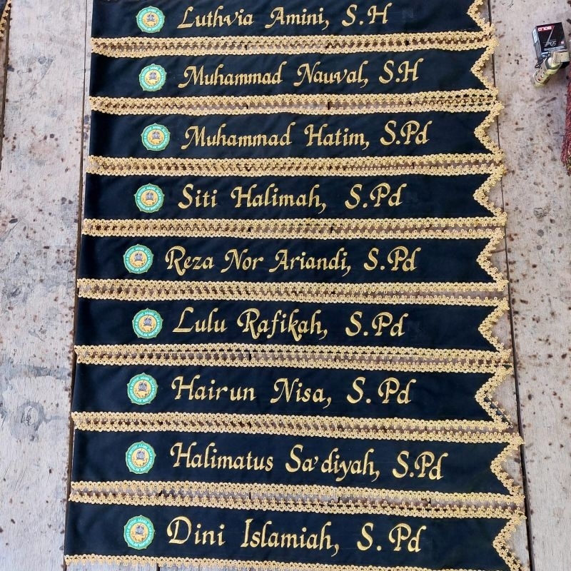 selempang wisuda renda + logo