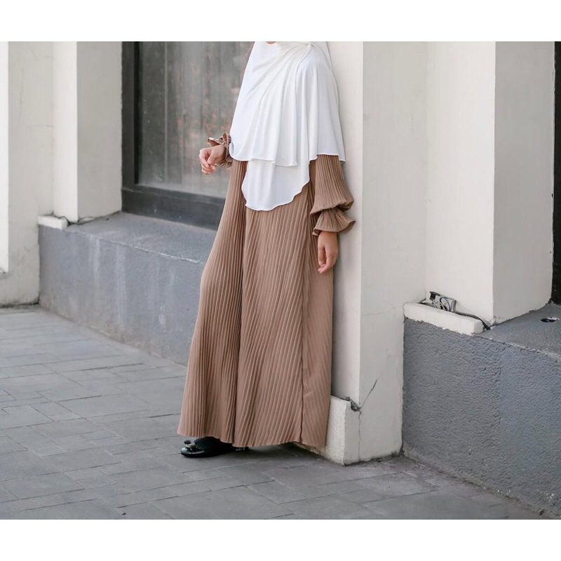 BOOKING preloved glam abaya by aqsamodestwear size S warn tan