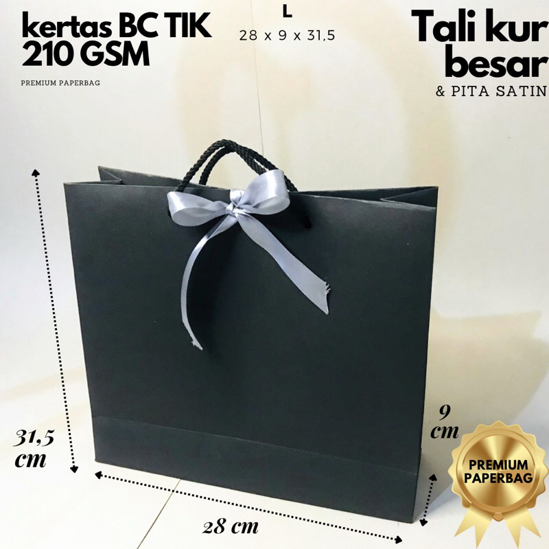 

Paperbag Premium Hitam Uk L dan pita silver,Tas Kado,Hampers untuk Hadiah Spesial dan Acara Penting