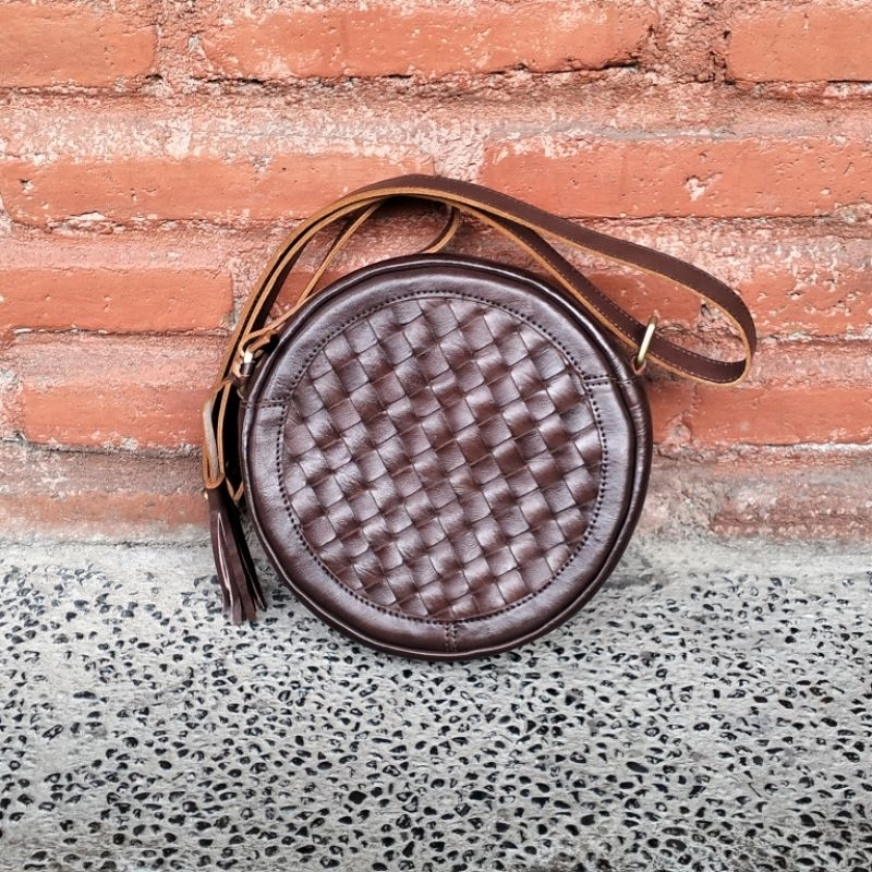 Tas selempang bulat kulit sapi anyam asli jogja