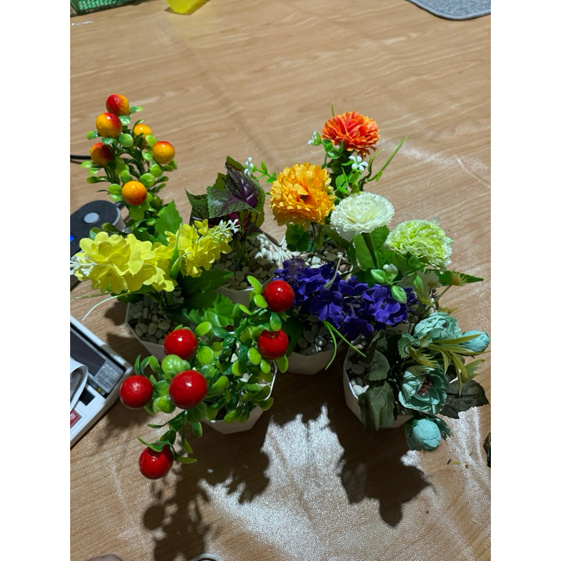 Pot Bunga Palsu / Bunga Plastik