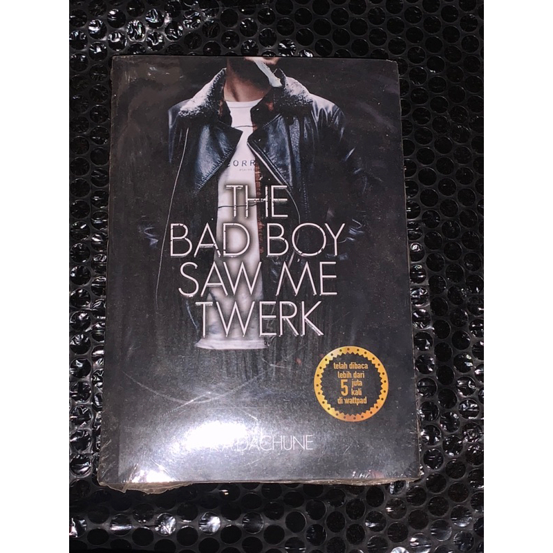 [READY] PRELOVED NOVEL THE BAD BOY SAW ME TWERK, ALMOST BROKEN, ANNOYING BOY, MINE, MY MATE IS NERD