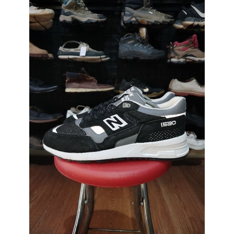 SEPATU NB 1530 BLACK WHITE